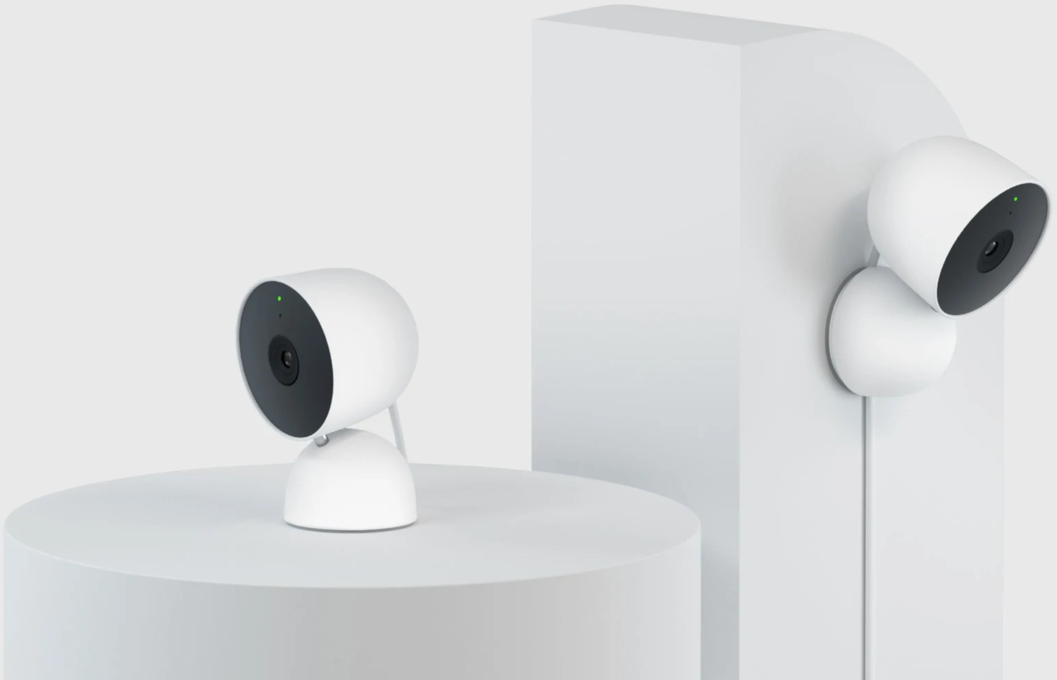 Deux caméras de sécurité blanches sur des surfaces blanches, fond blanc.