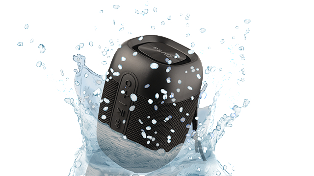 Ein schwarzer Lautsprecher mit weißen Sprenkeln befindet sich im Wasser, mit Wasserspritzern.