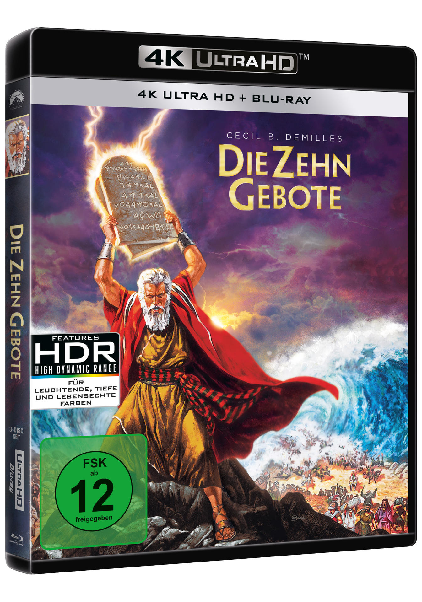 Eine weiße Kamera in einem schwarzen Hartschalenkoffer, offen, auf weißem Hintergrund.