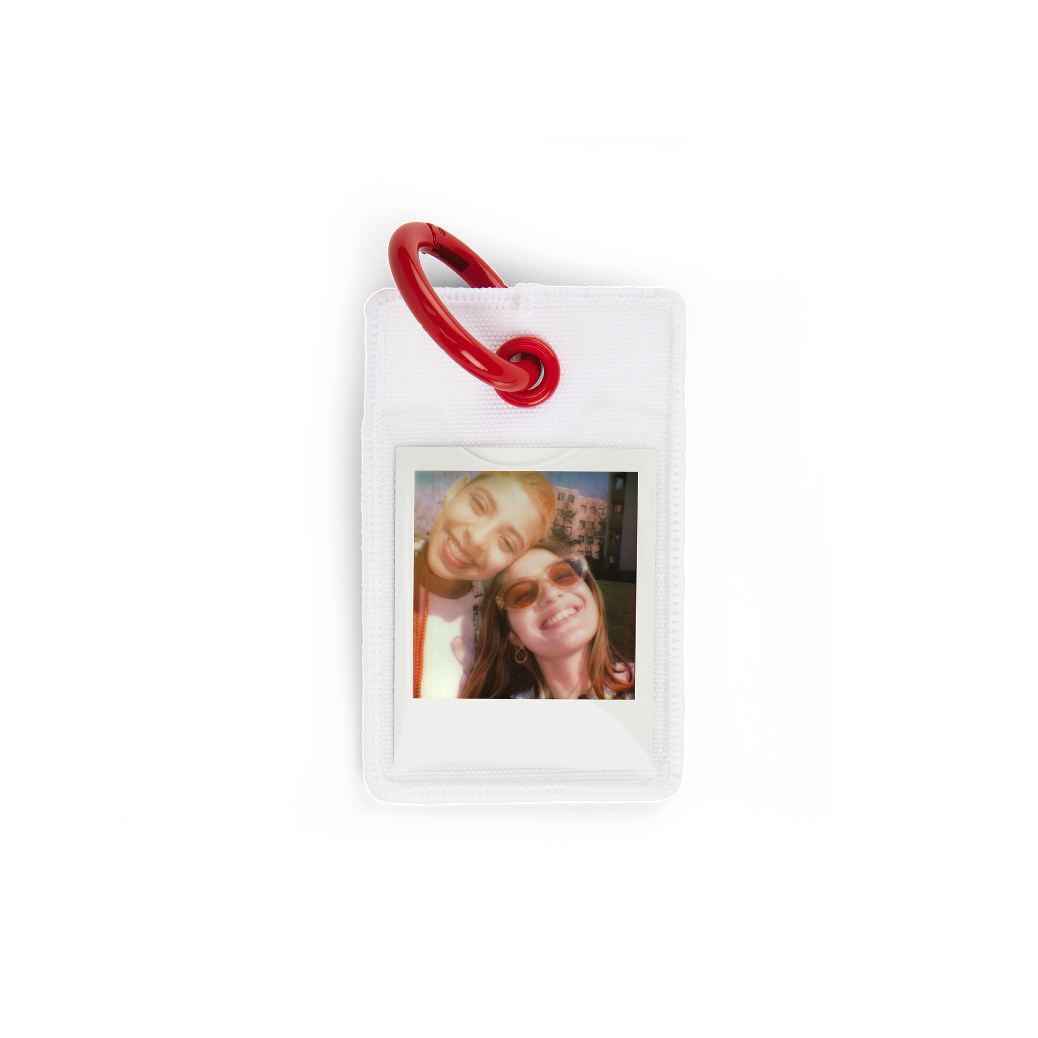 Ein Foto von zwei lächelnden Frauen in einer durchsichtigen Plastikhülle, die an einem roten Schlüsselanhänger befestigt ist.