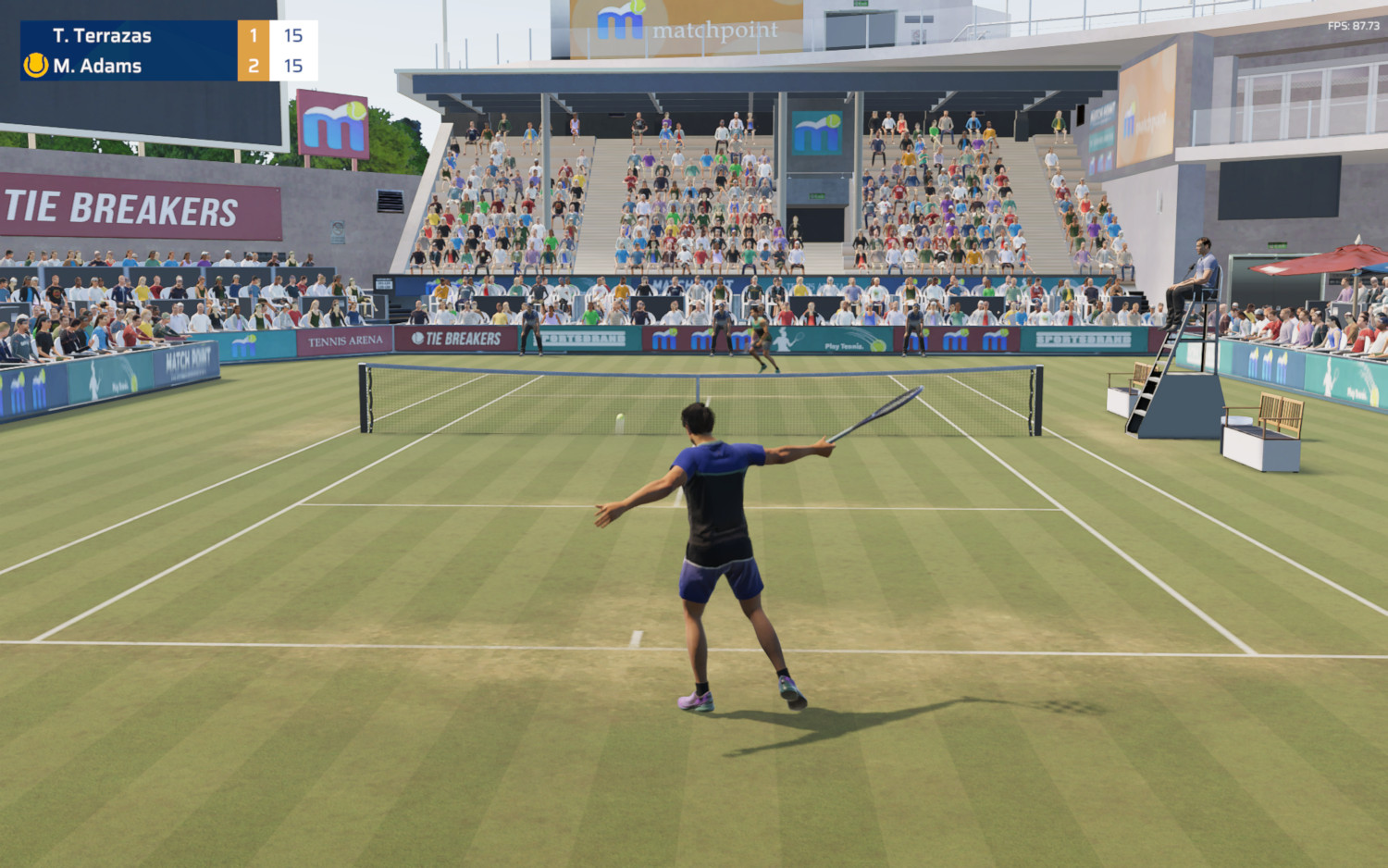 Tenniswedstrijd bezig. Speler slaat de bal, publiek kijkt. Tiebreaks.