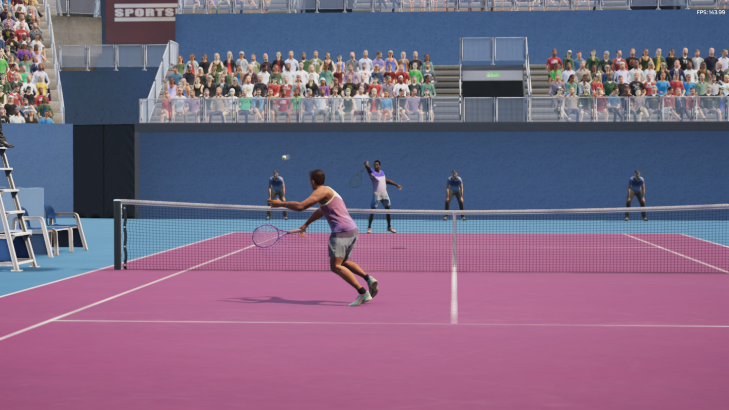 Tenniswedstrijd bezig, spelers op de baan, publiek op de tribune, zonnige dag.