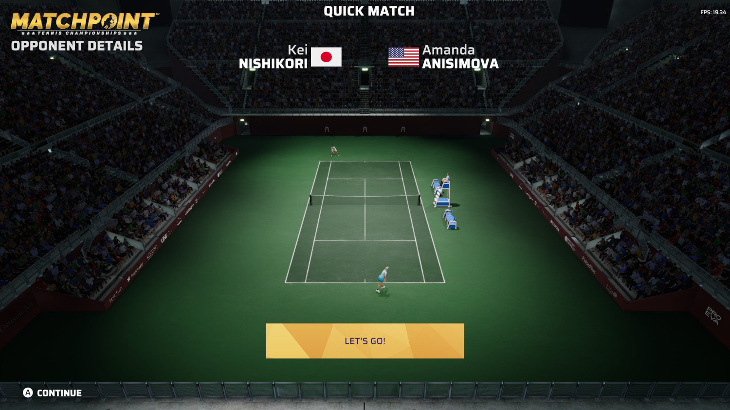Een tennisscène met spelers, stadion en scorebord met namen van spelers.