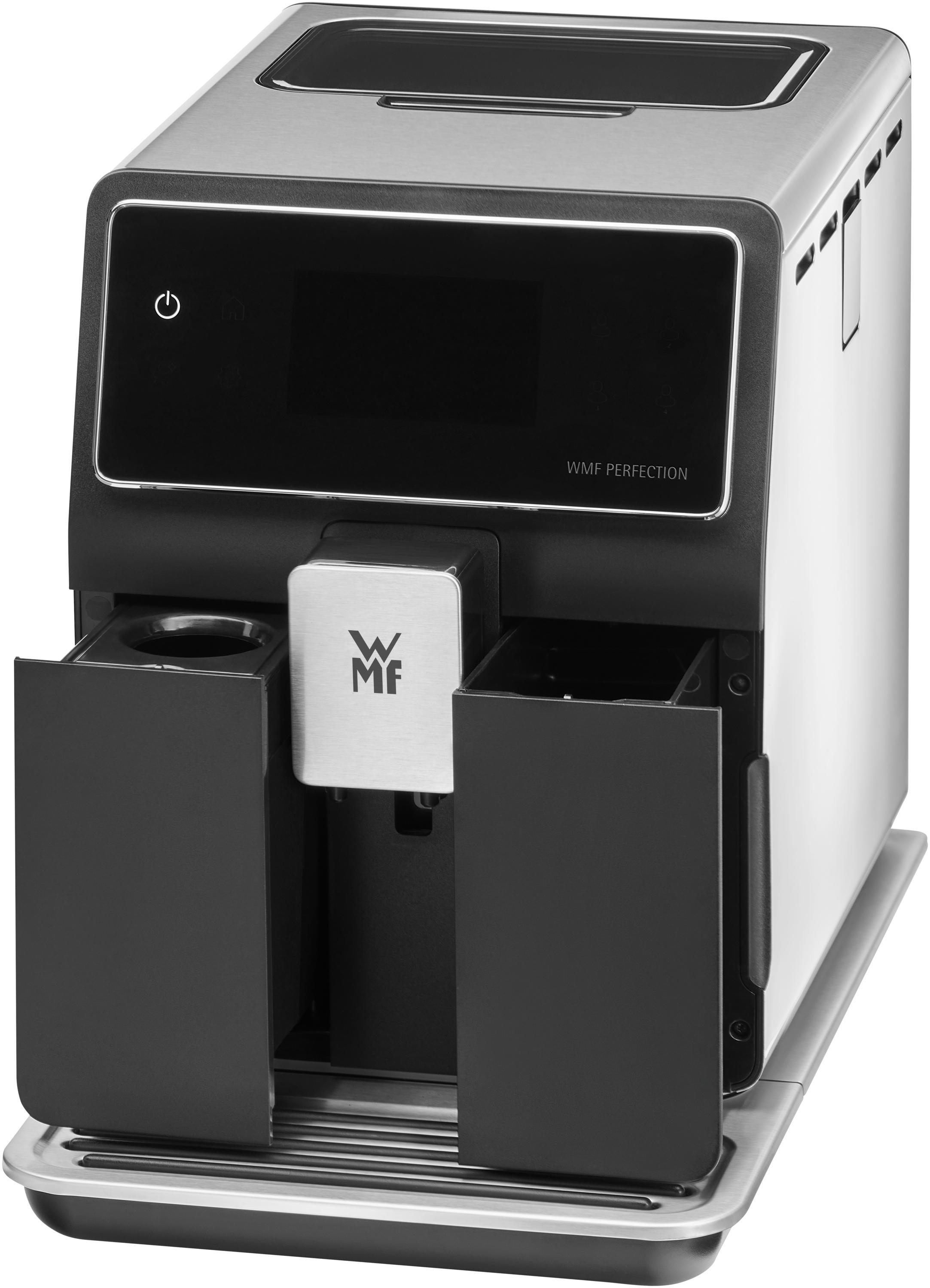 Eine silberne und schwarze Kaffeemaschine. Sie hat zwei Öffnungen für Tassen und ein WMF-Logo auf der Vorderseite.