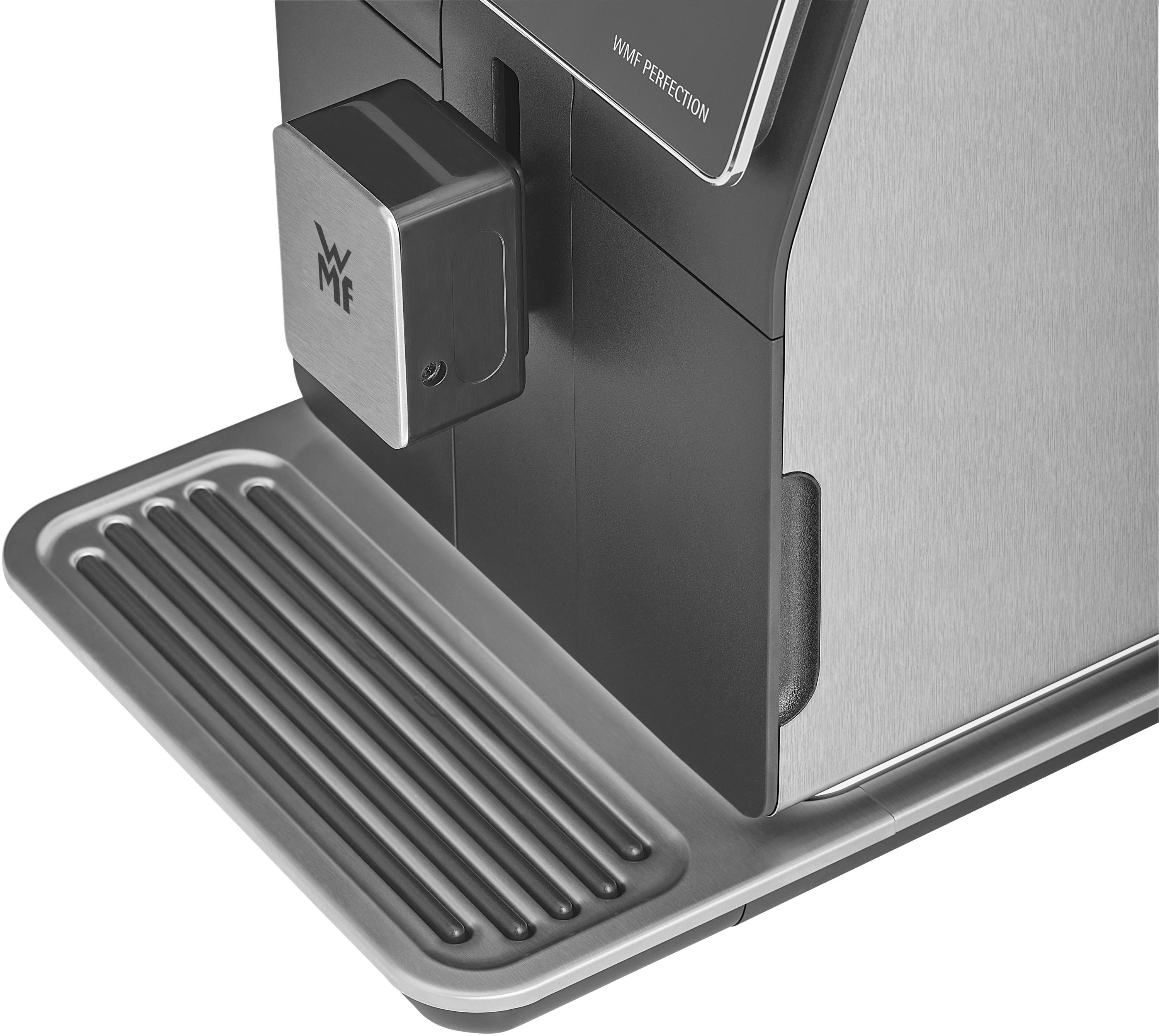 Nahaufnahme einer Kaffeemaschine mit Tablett und Metallausführung.