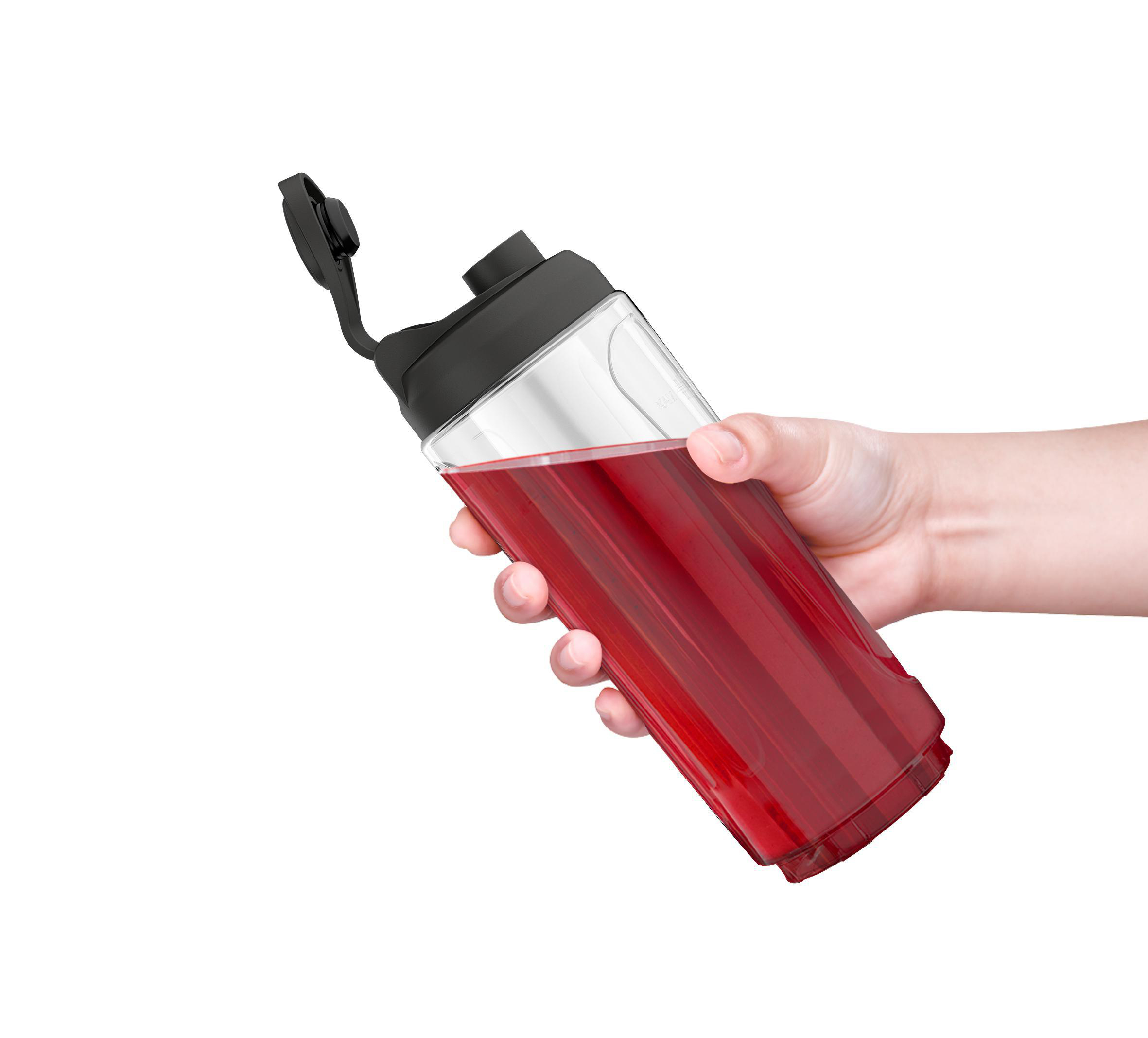 Hand hält eine klare Flasche mit roter Flüssigkeit. Schwarzer Deckel. Weißer Hintergrund.