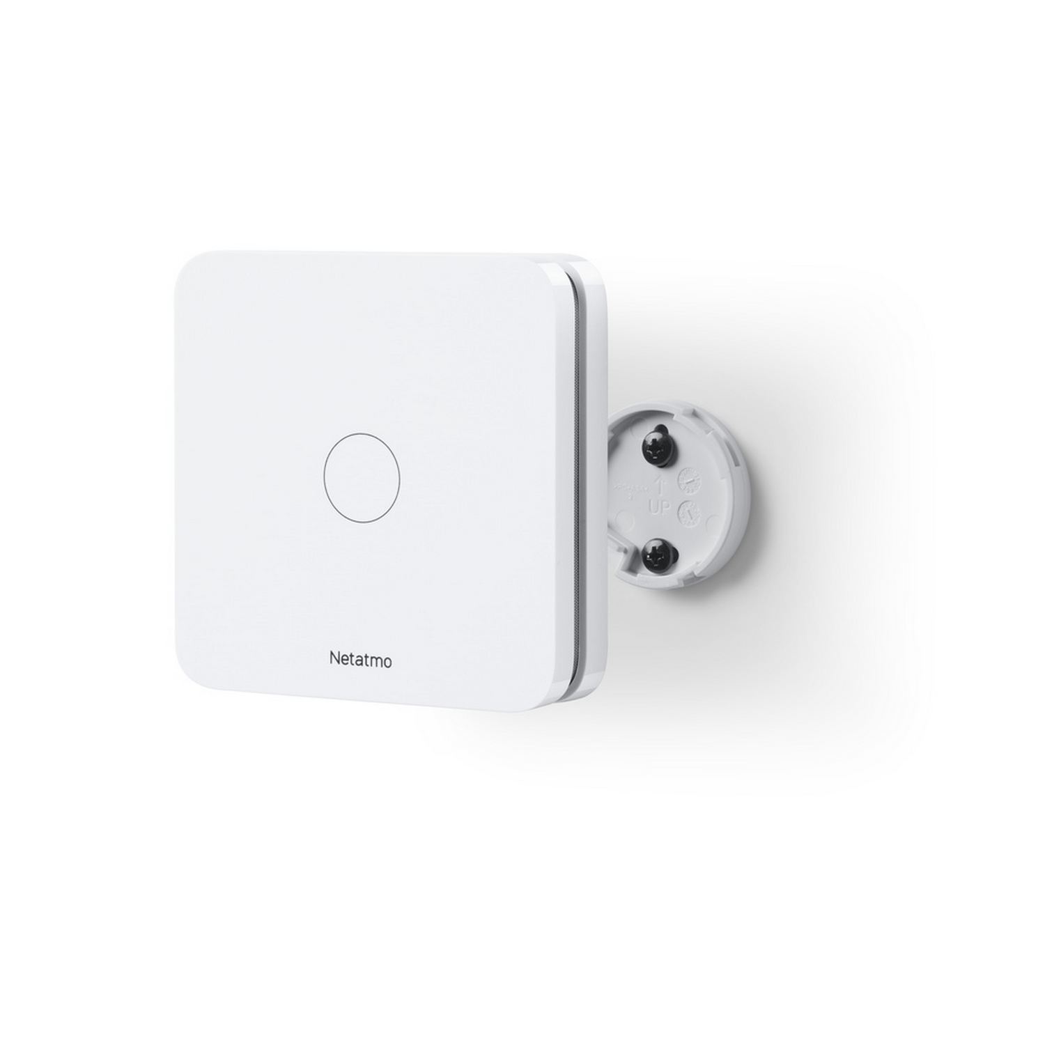 Dispositivo Netatmo blanco y cuadrado en la pared, con una hendidura circular y el nombre de la marca.
