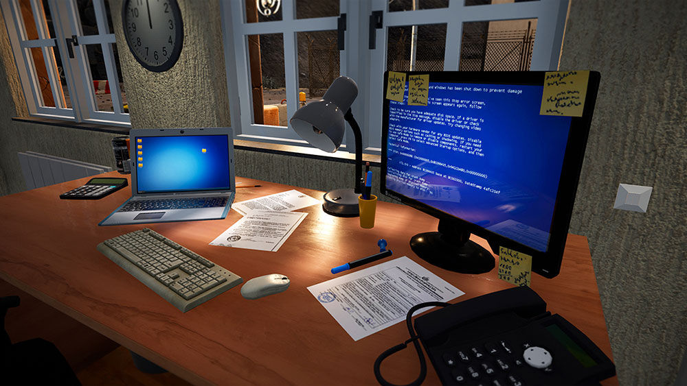 Una scrivania disordinata con un laptop che mostra una schermata blu, documenti e una lampada.
