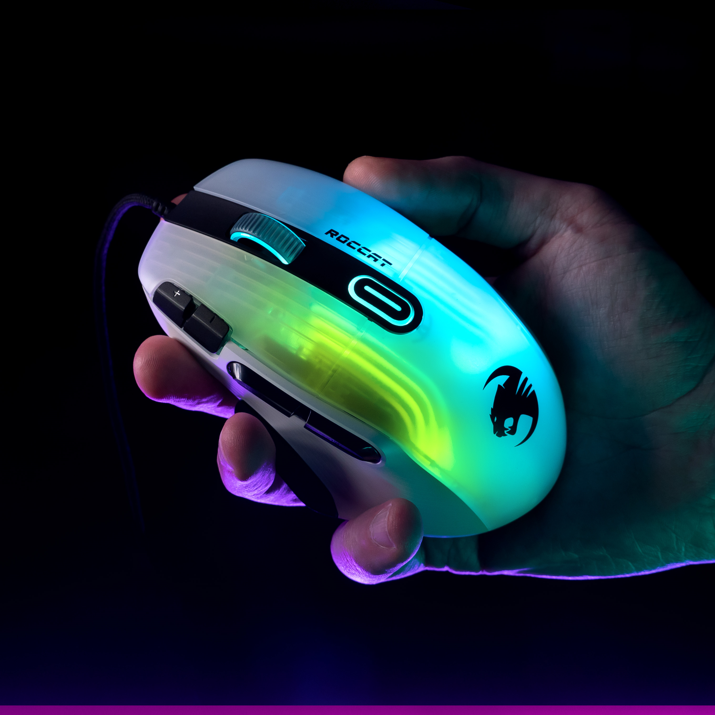Person hält Gaming-Maus, weiße und grüne Lichter, schwarzer Hintergrund.
