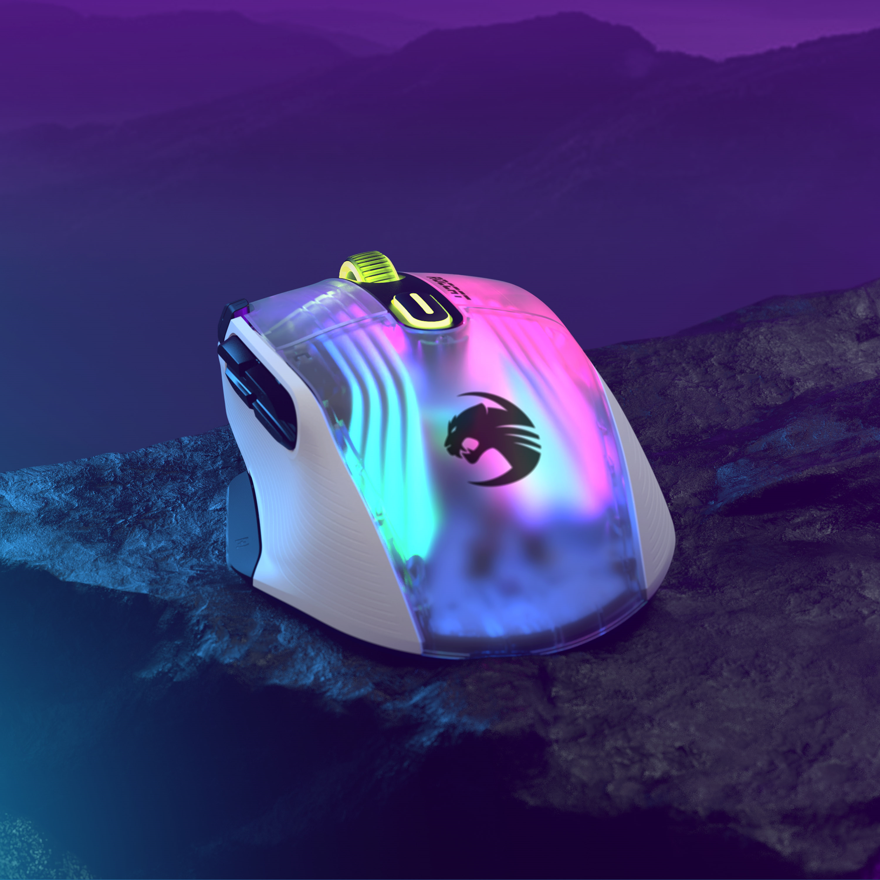 Eine Gaming-Maus mit reflektierender Oberfläche, auf dunkler, felsiger Oberfläche.