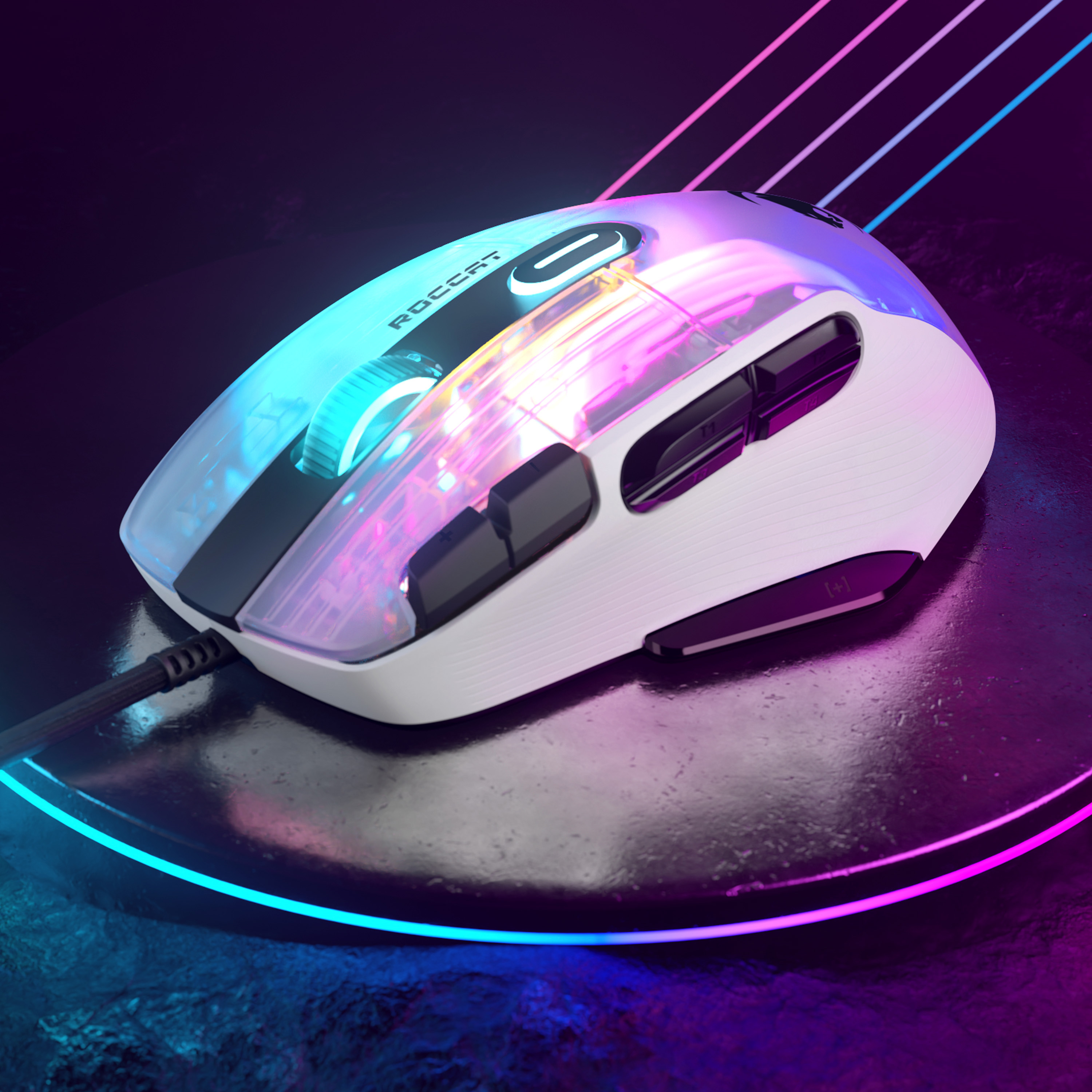 Transparente Gaming-Maus mit LED-Lichtern auf dunkler Oberfläche mit blauem und violettem Licht.