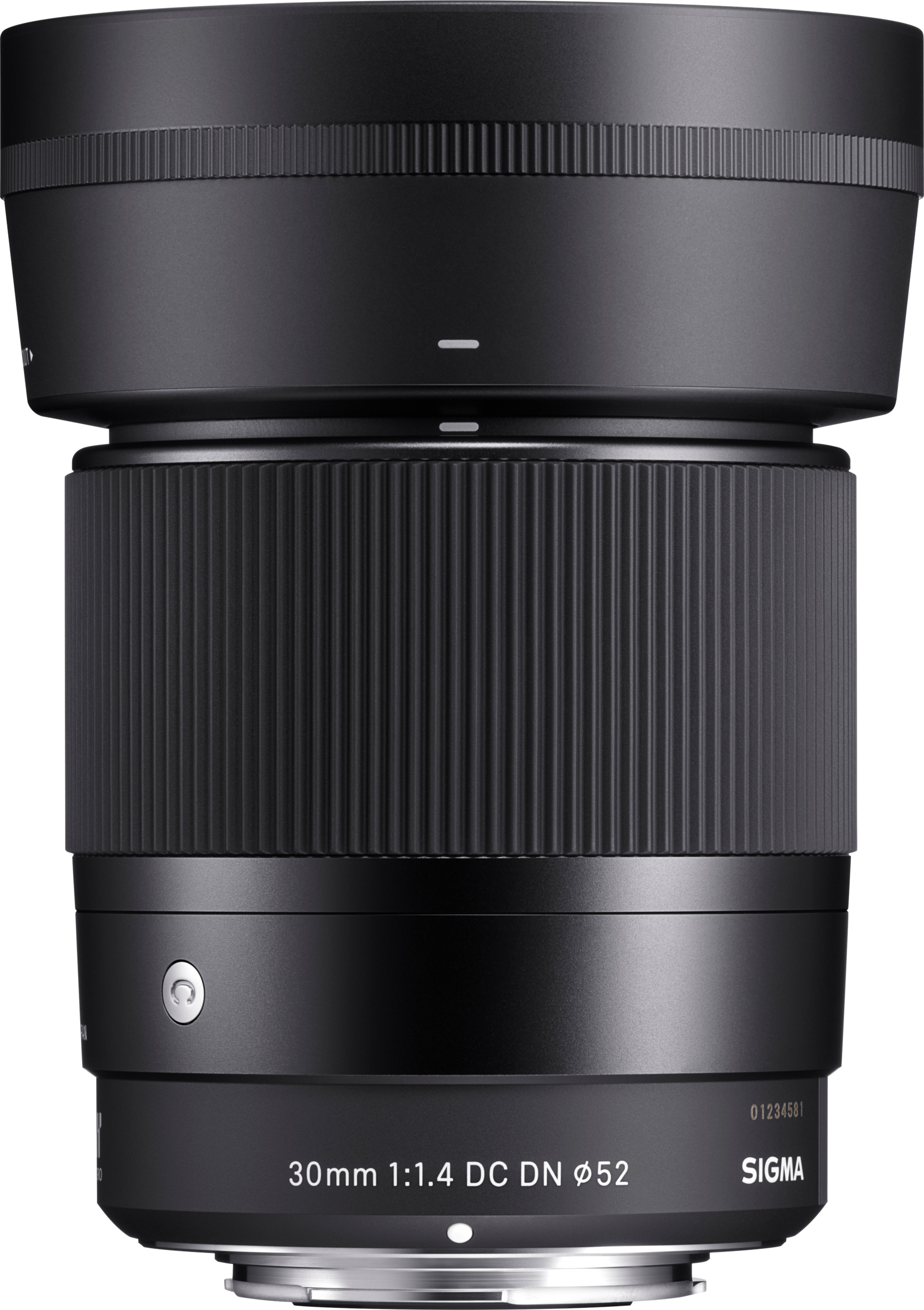 Schwarze Kameraobjektiv. Hat einen geriffelten Körper, einen Fokusring und Text: 30mm 1:1.4 DC DN ø52 und Sigma.
