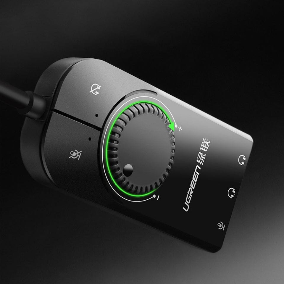 Interfaccia audio nera con manopola del volume, pulsanti e marchio UGREEN. Luce verde intorno.