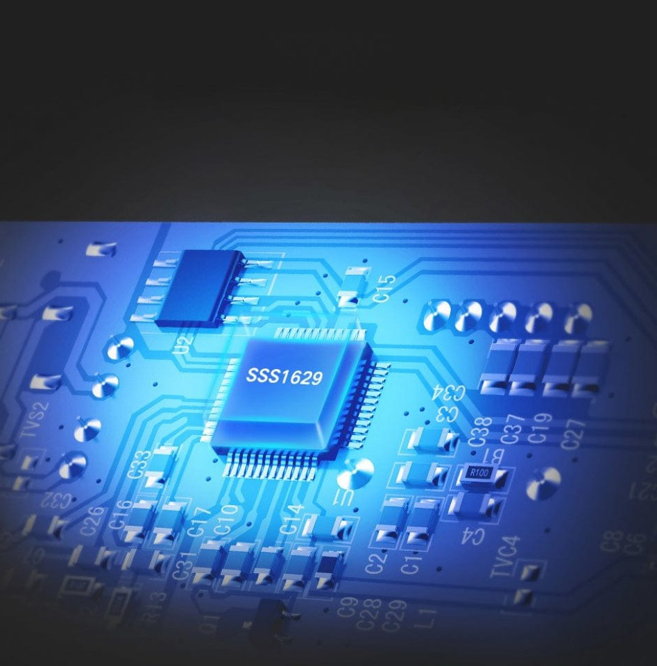 Un primo piano di un circuito stampato blu con il chip SSS1629 al centro.