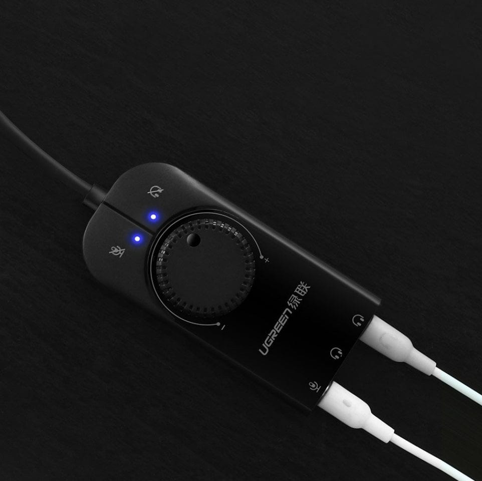 Mixer audio nero con manopola del volume, logo UGREEN e estremità del cavo bianche.