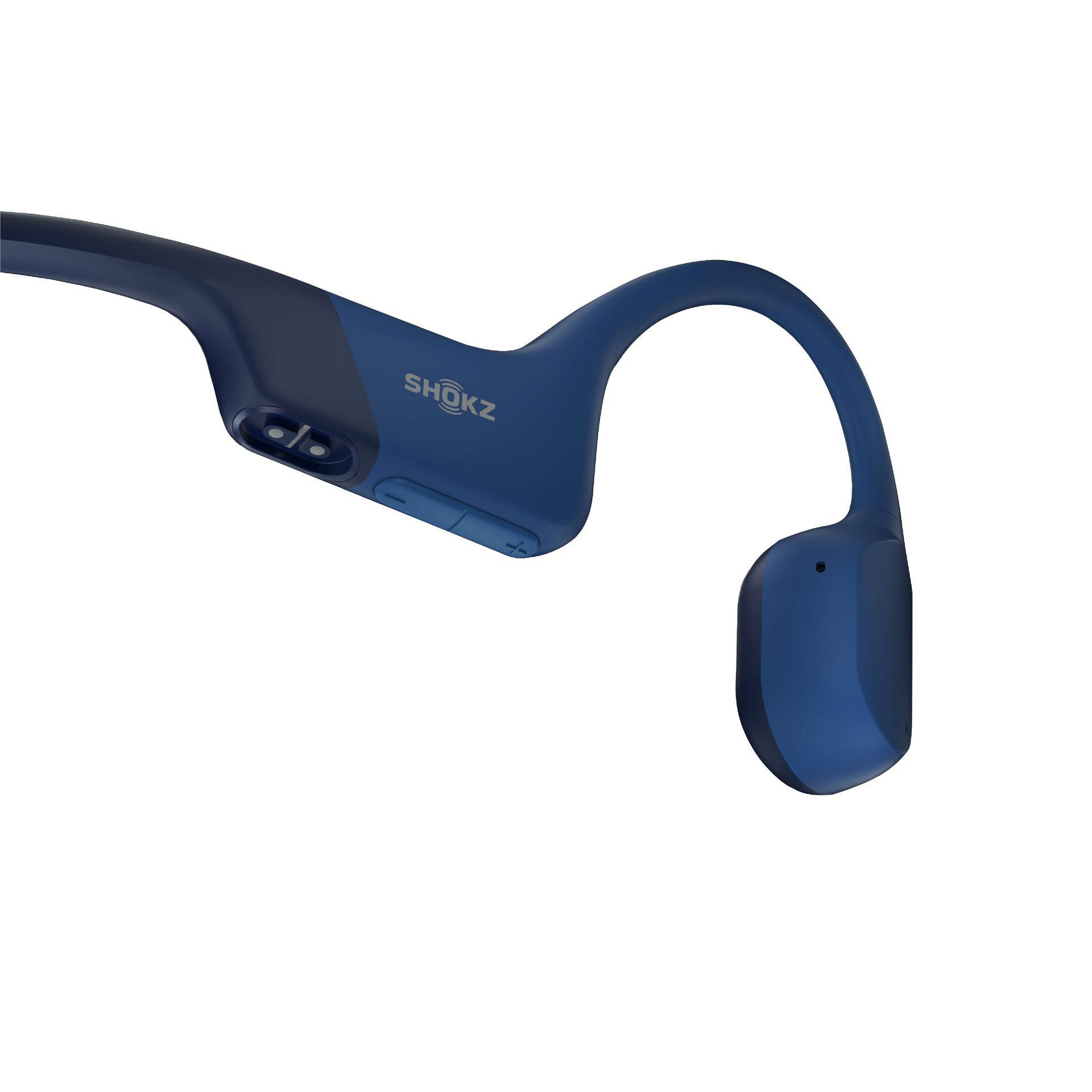 Blaue Shokz-Knochenschallkopfhörer. Das Gerät befindet sich auf weißem Hintergrund. Der Markenname ist sichtbar.