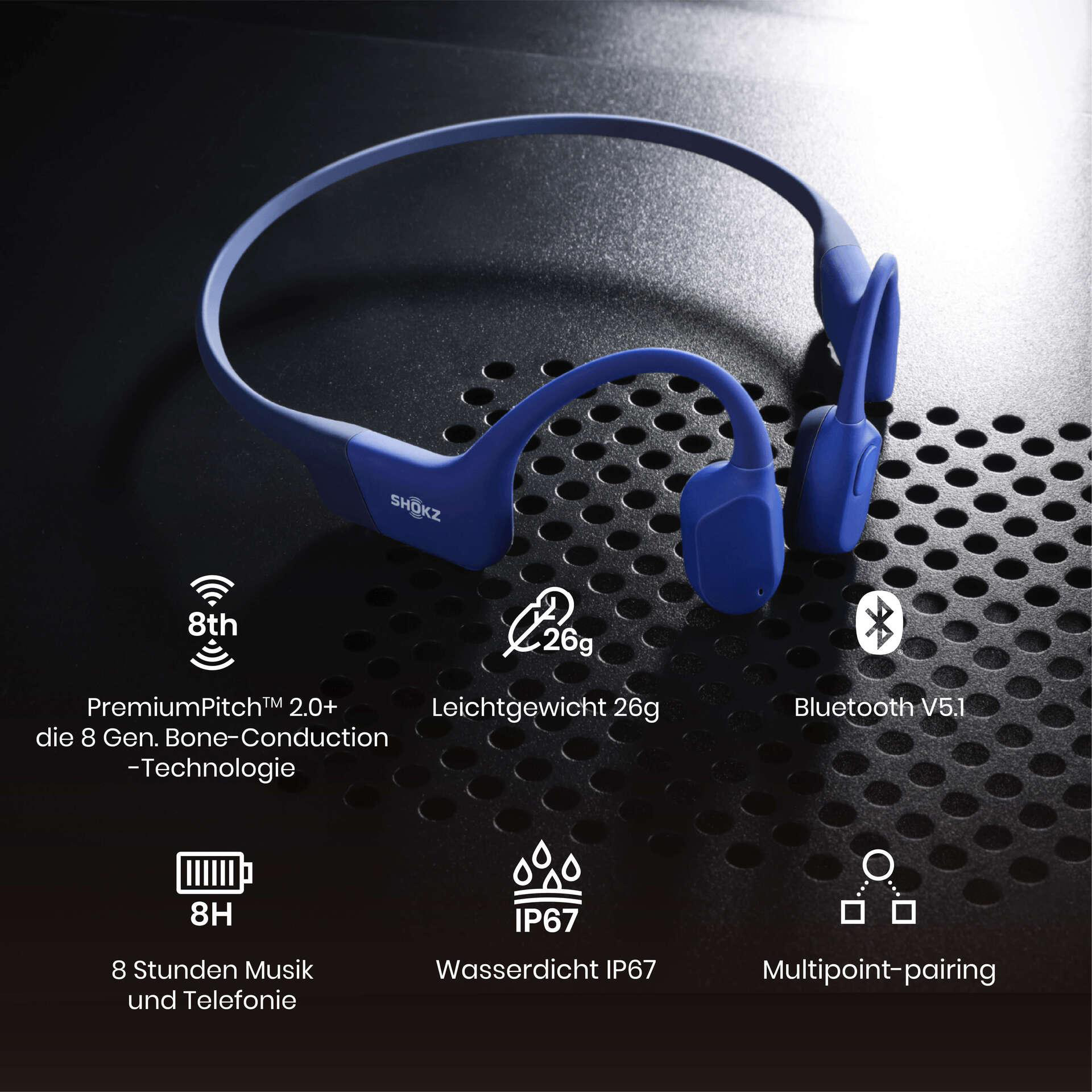 Blaue Shokz-Knochenschallkopfhörer auf schwarzem Untergrund. Merkmale: Bluetooth, wasserdicht IP67 und 8 Stunden Akkulaufzeit.