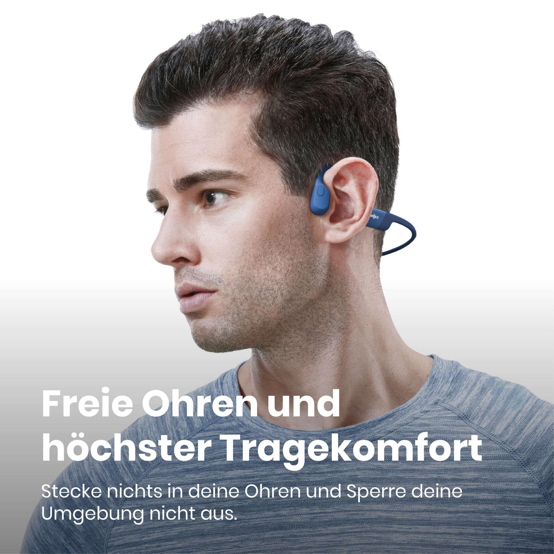 Ein Mann mit blauen Kopfhörern, der nach links schaut. Text: "Freie Ohren und höchster Tragekomfort."