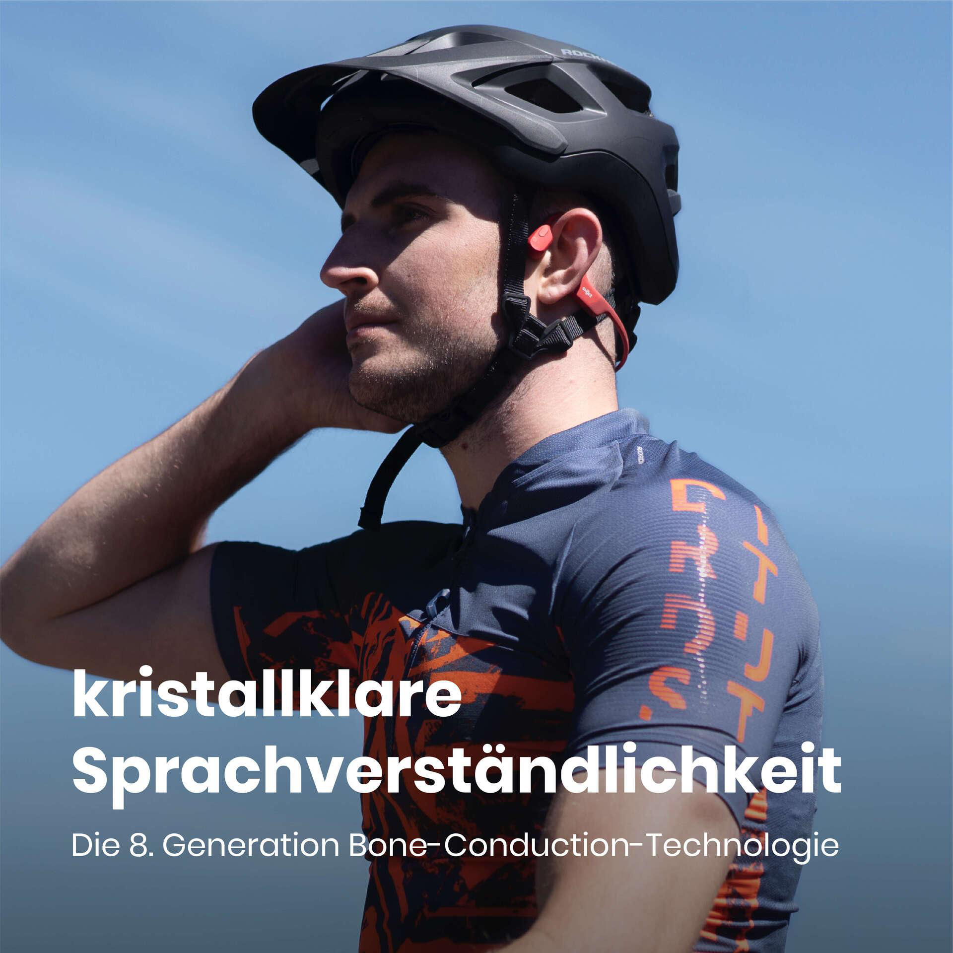 Mann mit Helm und Kopfhörern. Blauer Himmel im Hintergrund. Text: kristallklare Sprachverständlichkeit.