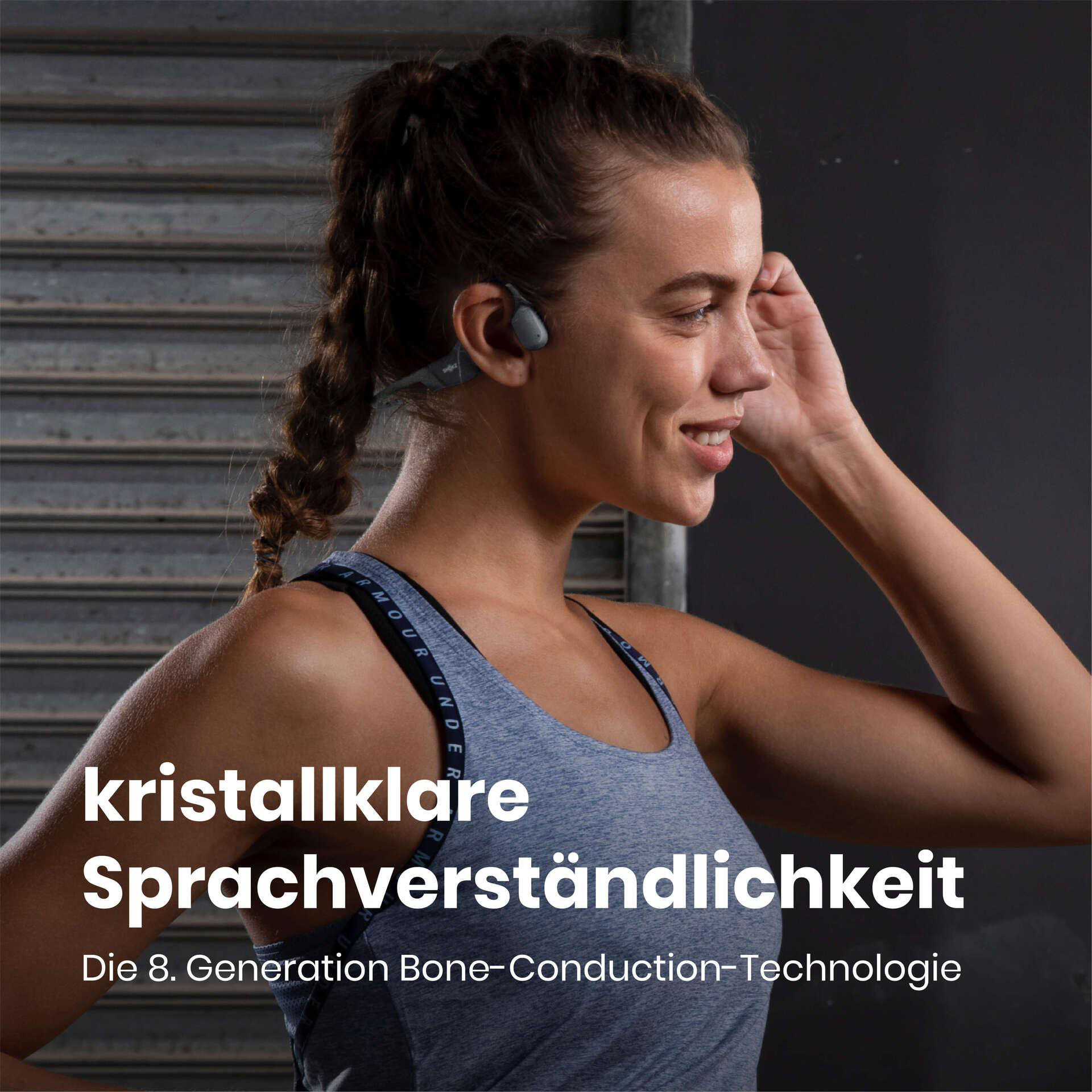 Frau mit Kopfhörern, lächelnd, trägt ein graues Tanktop. Grauer Hintergrund mit deutschem Text.