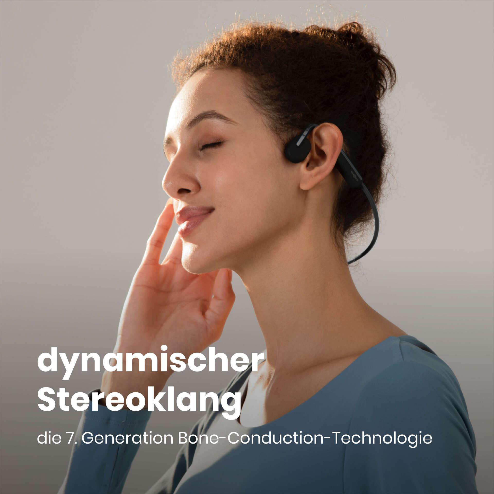 Frau mit geschlossenen Augen und Kopfhörern. Text: dynamischer Stereoklang, Knochenleitung der 7. Generation.