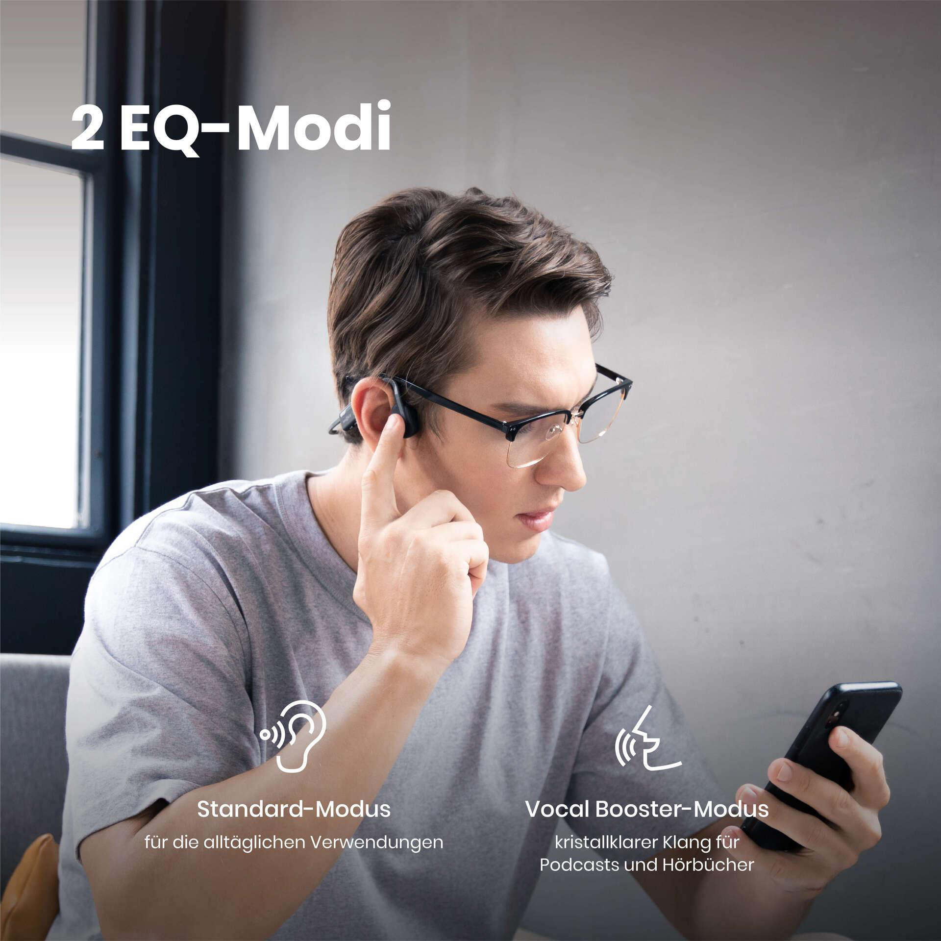 Mann mit Brille und Kopfhörern. Text: 2 EQ-Modi, Standard-Modus und Vocal Booster-Modus.