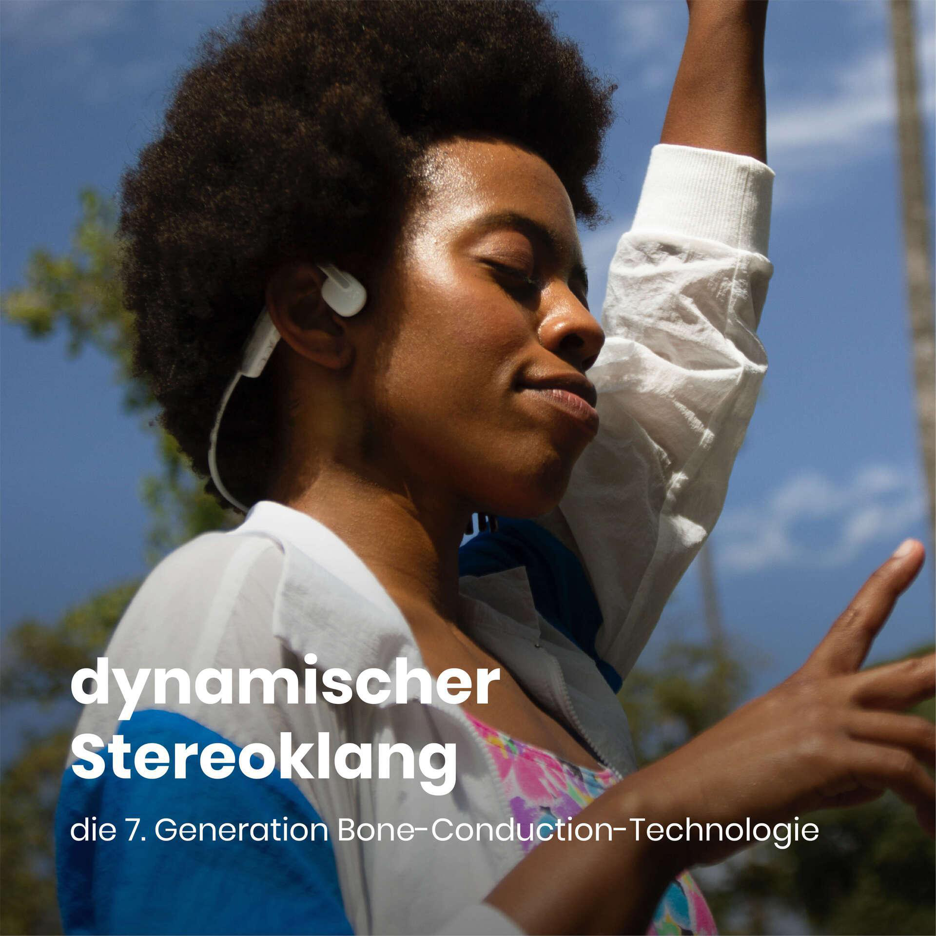 Eine Person mit Kopfhörern hebt einen Arm, blauer Himmel im Hintergrund. Text sagt 'dynamischer Stereoklang' und '7. Generation'.