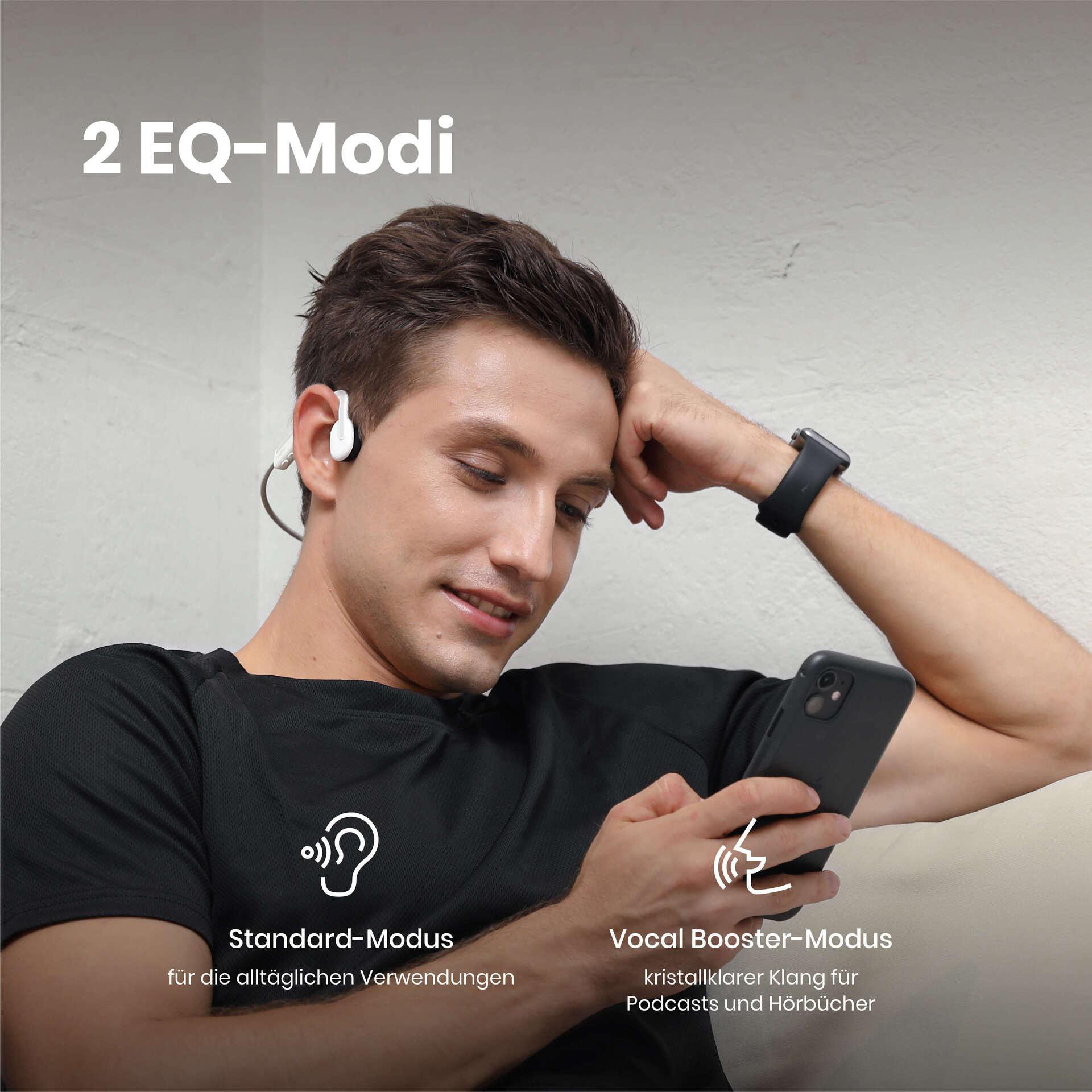 Ein Mann mit Kopfhörern schaut auf sein Handy. Das Bild wirbt mit Text für 2 EQ-Modi: Standard und Vocal Booster.