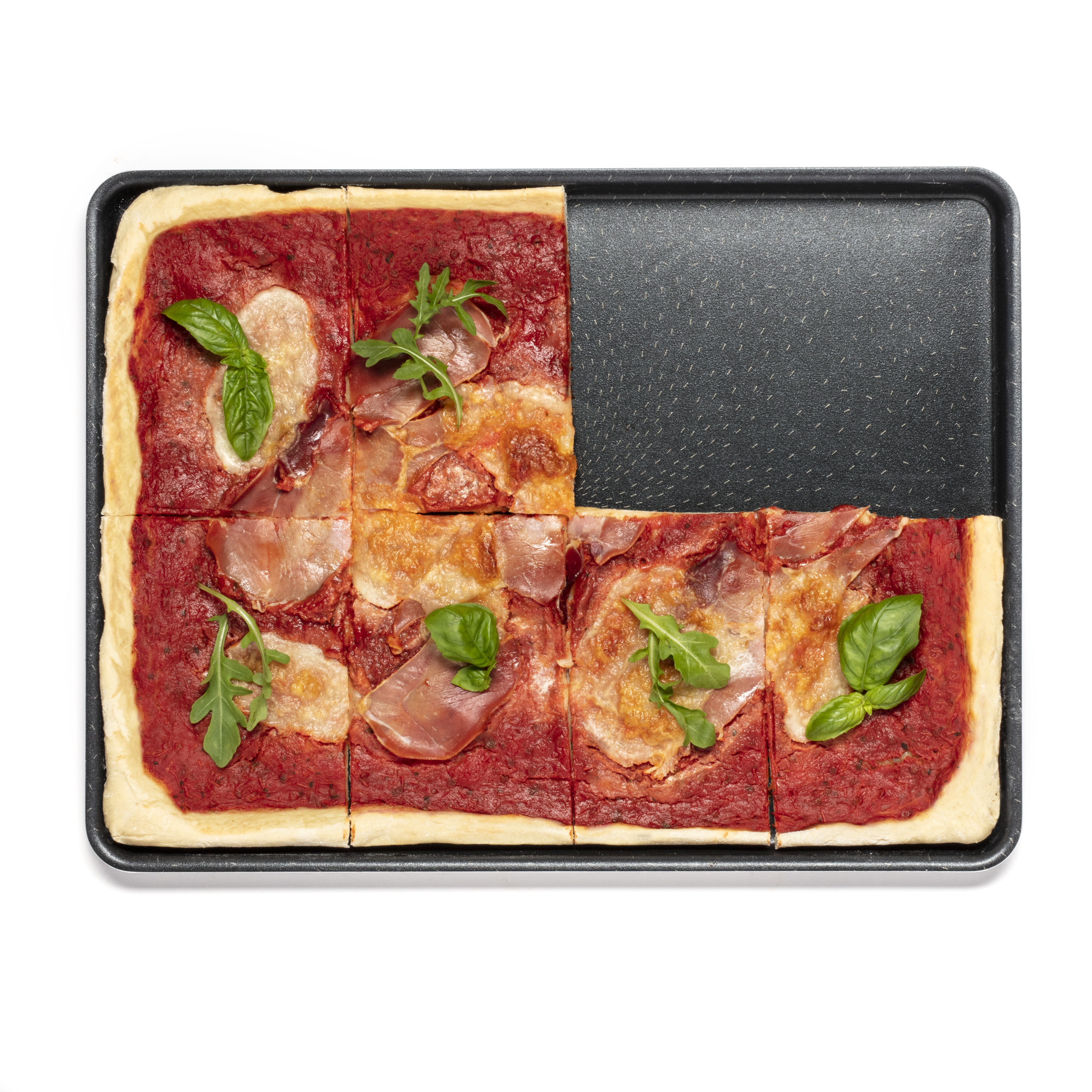 Pizza fekete tálcán, nyolc szeletre vágva. Feltétek: paradicsomszósz, sajt, bazsalikom és sonka.