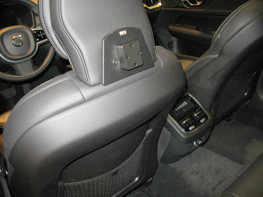 Intérieur de voiture avec sièges en cuir noir. Appui-tête avec support d'écran. Design moderne.