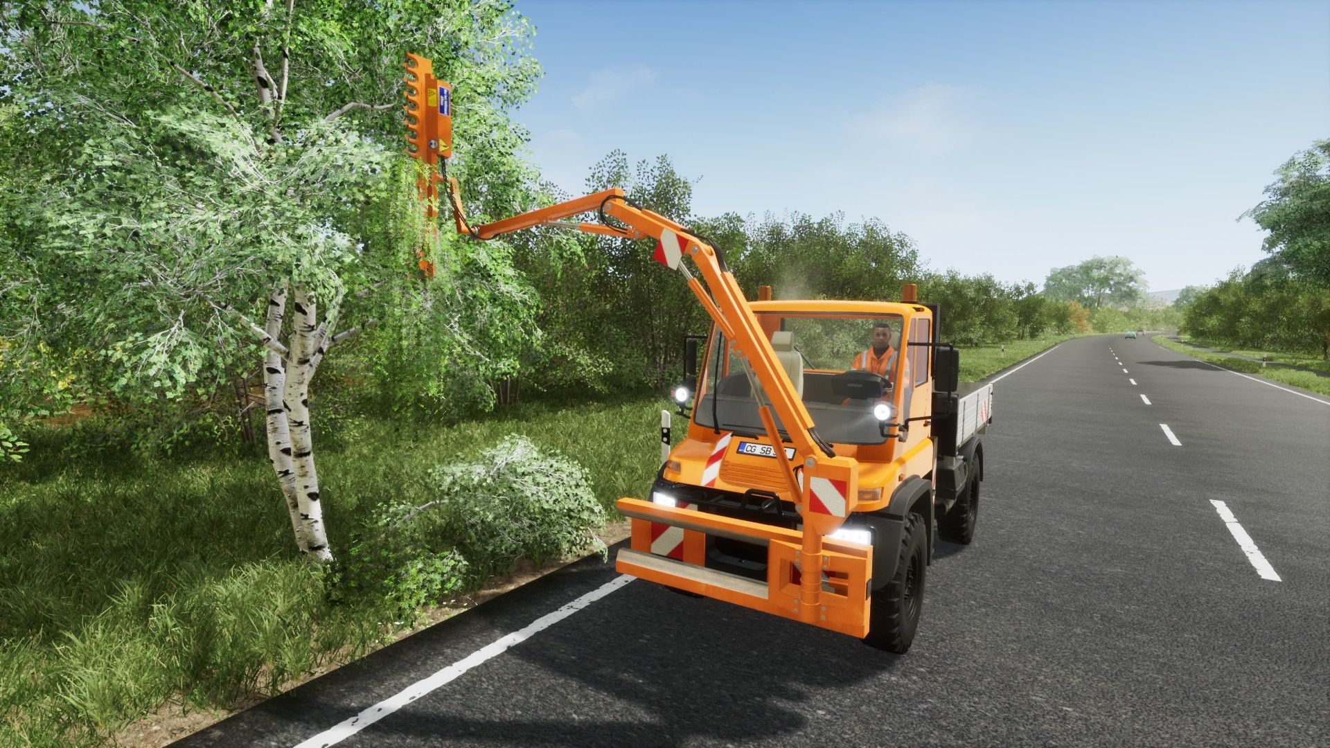 Un camion forestale arancione con un braccio di taglio che pota un albero. Strada e campi sullo sfondo.