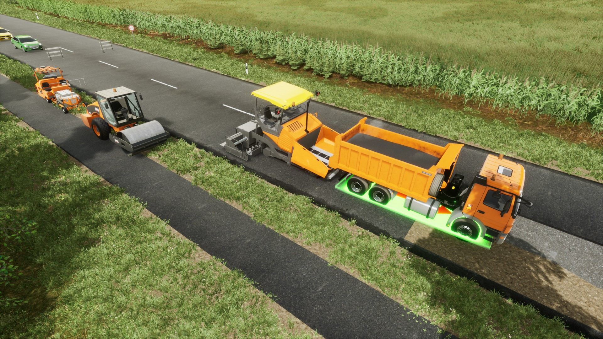 Scena di costruzione stradale. Vibrofinitrice, camion e rulli su nuova strada. Campi verdi.