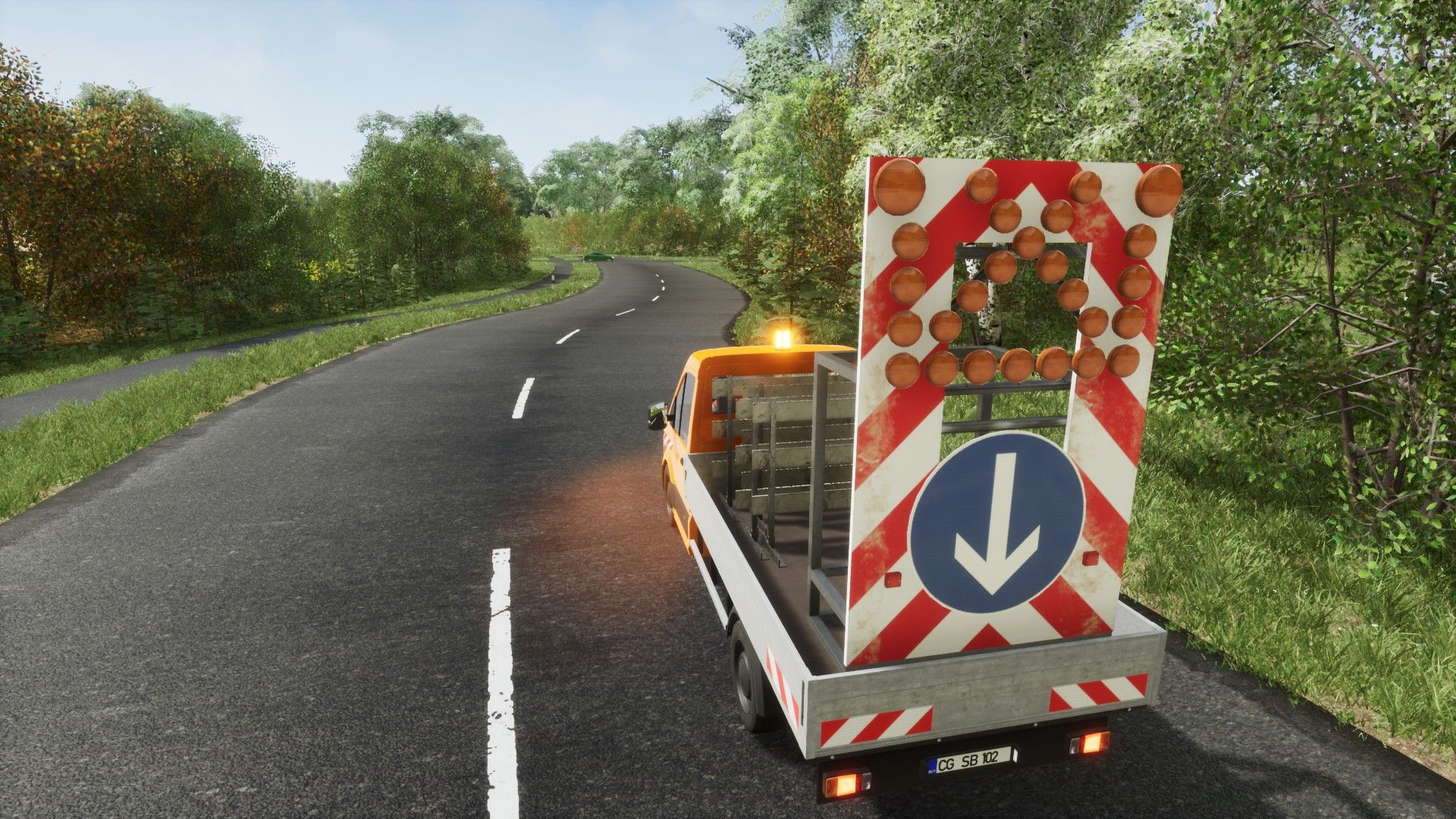 Camion per lavori stradali con segnale a freccia e luci lampeggianti su un'autostrada.