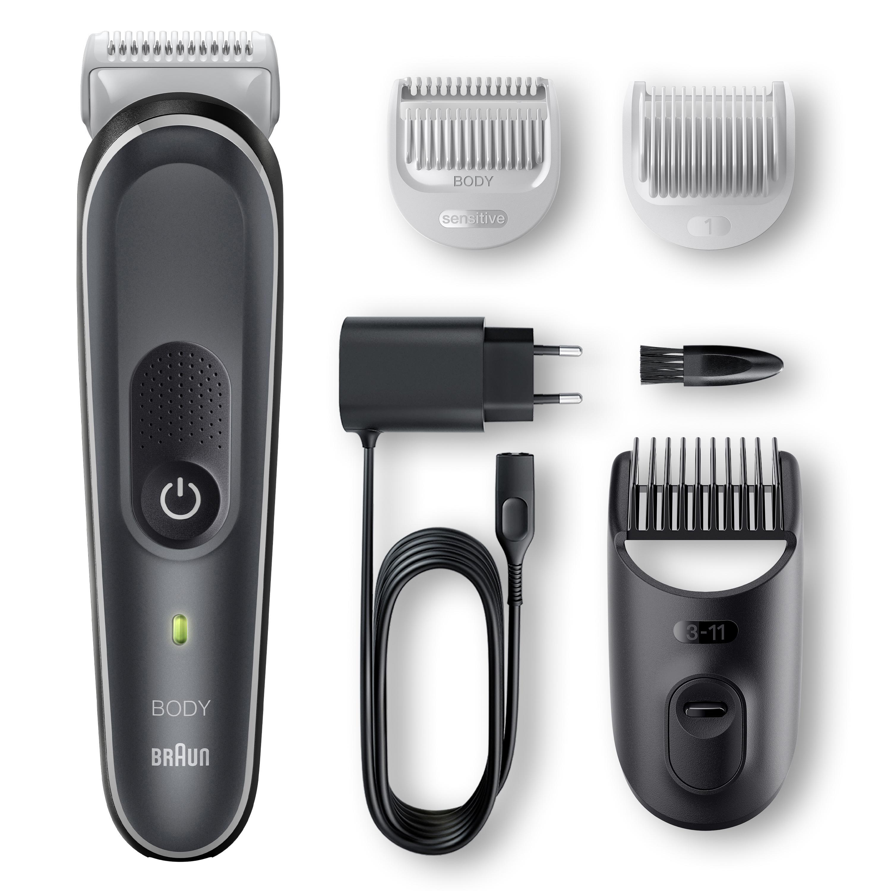 Schwarz-grauer Braun Body Groomer mit Aufsätzen. Weißer Hintergrund.