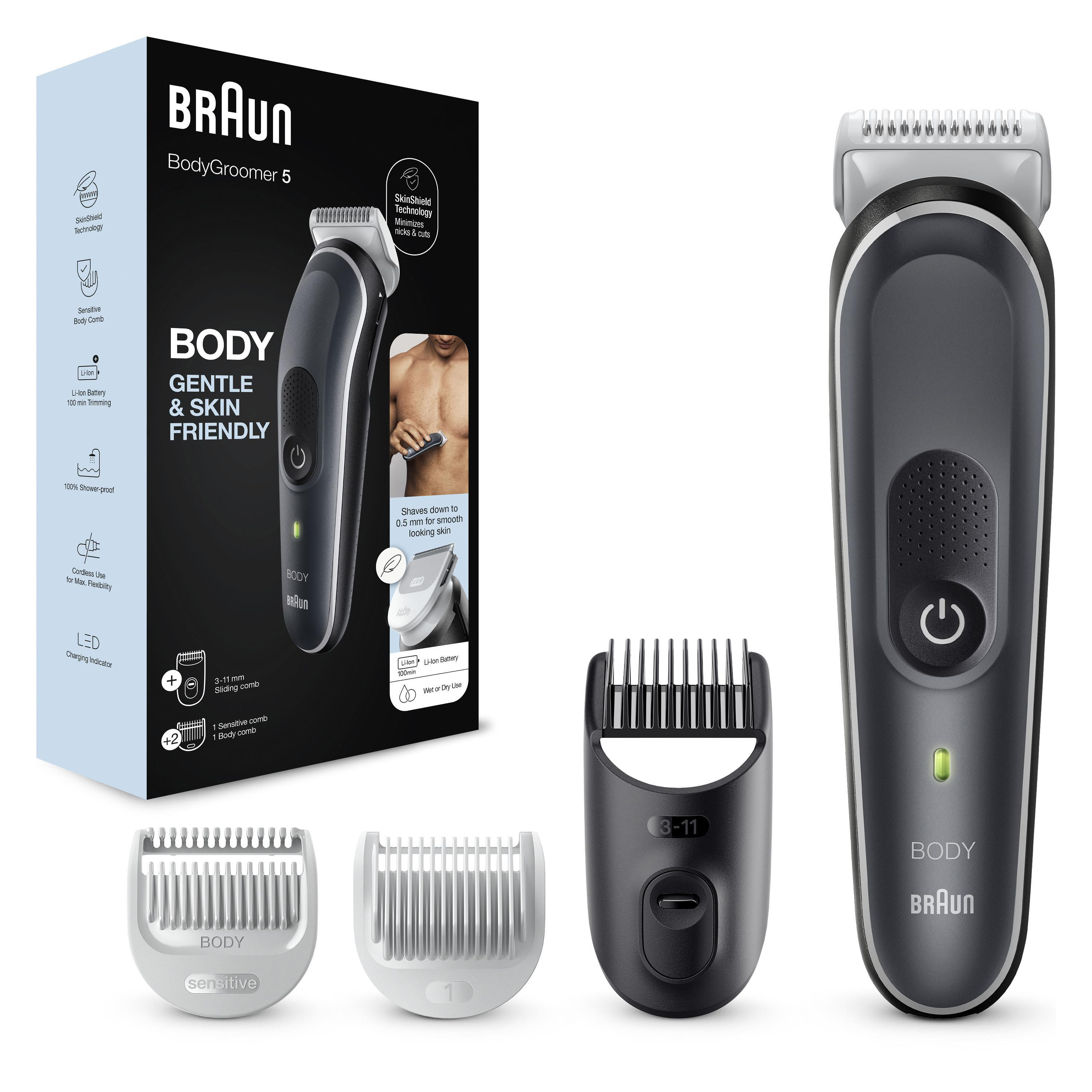 Braun BodyGroomer 5 Set. Schwarzer und grauer Trimmer mit verschiedenen Aufsätzen und Verpackung. Weißer Hintergrund.