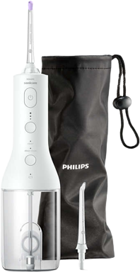 Irrigateur dentaire Philips Sonicare AirFloss blanc, avec un sac noir et deux buses. Fond blanc.