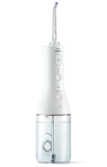 Un hydropulseur Philips Sonicare blanc. Il a des boutons, un réservoir d'eau et une pointe violette.