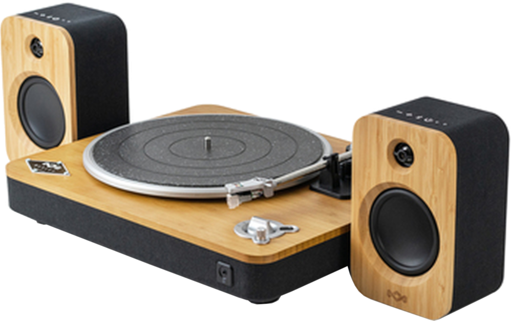 Platenspeler met houten basis en twee luidsprekers. Zwart- en houtkleur. Witte achtergrond.