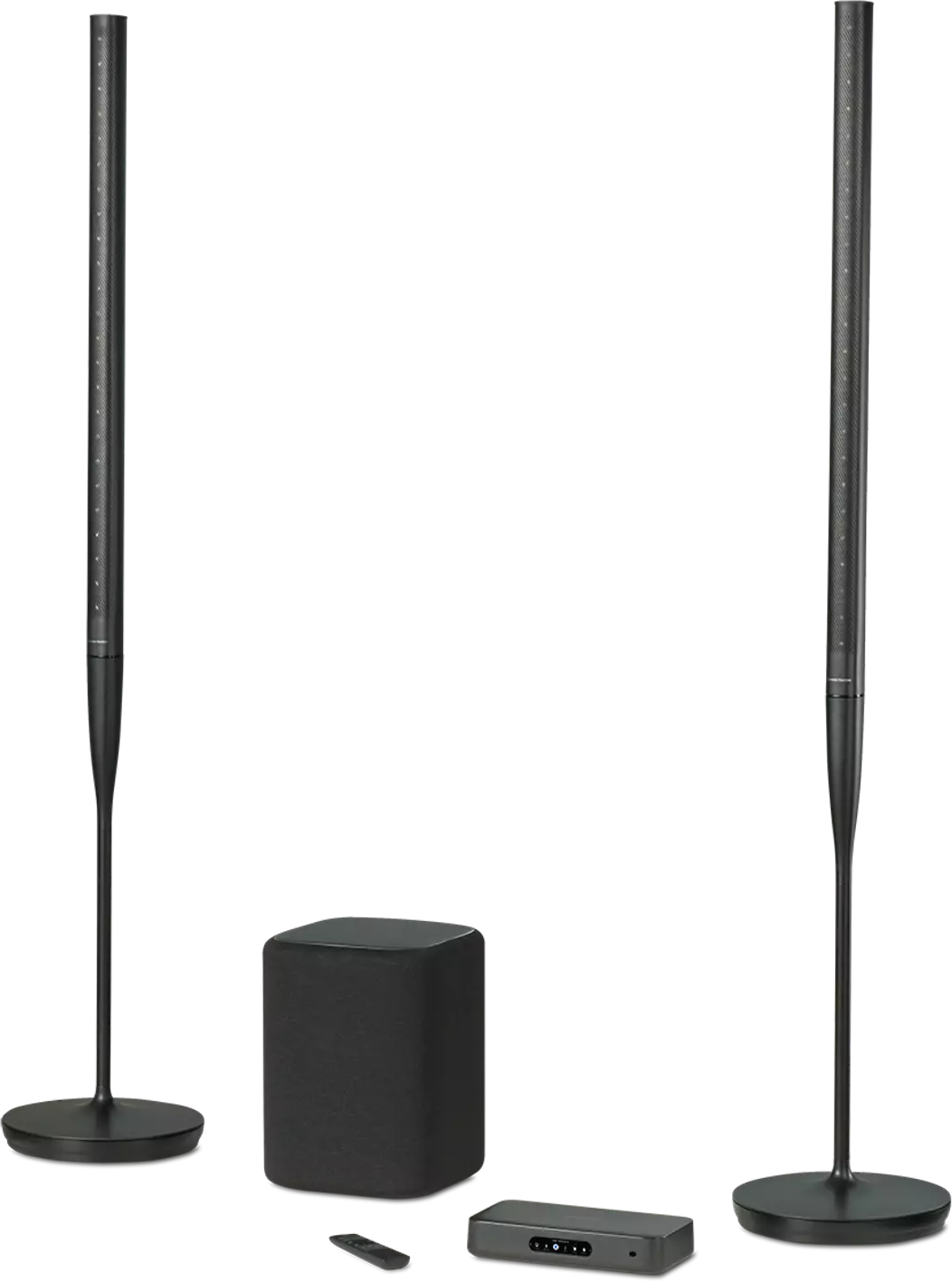 Een luidsprekersysteem op zwart. Twee hoge luidsprekers, subwoofer, besturingseenheid en afstandsbediening.
