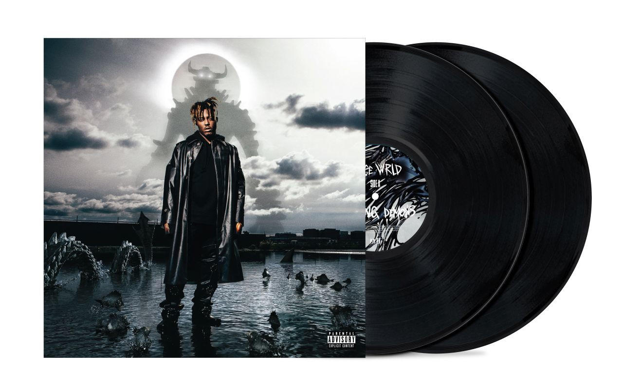 Albumcover mit zwei schwarzen Schallplatten und einem Mann in einem schwarzen Mantel.
