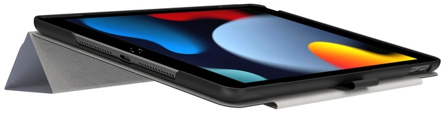 Egy iPad tokban, felfelé döntve, színes háttérrel.