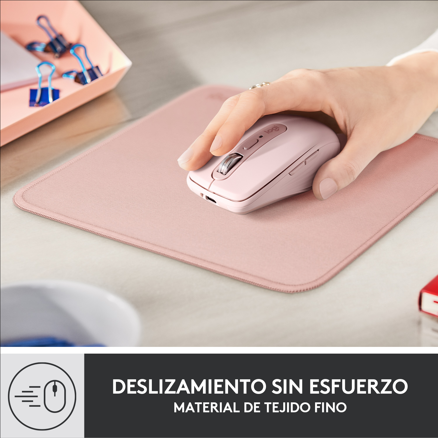 Mano usando un ratón rosa en una alfombrilla rosa. Hay texto abajo.