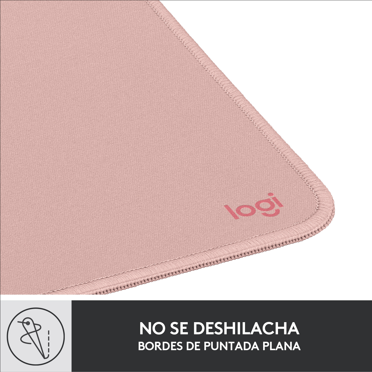 Primer plano de una alfombrilla Logitech rosa, con bordes cosidos y el logo Logitech en rosa.