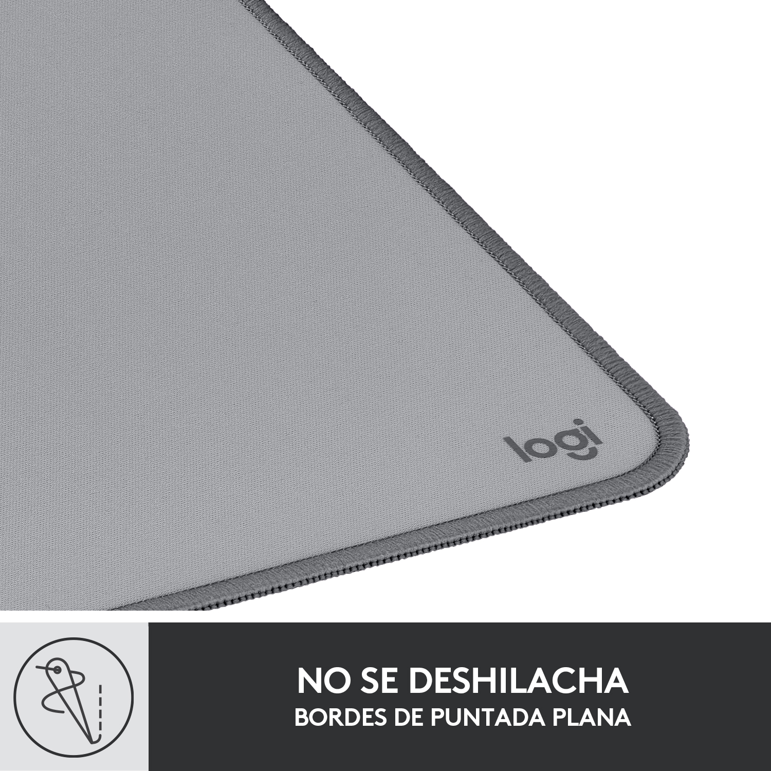 Primer plano de una alfombrilla gris con bordes cosidos y el logotipo. Texto: 'NO SE DESHILACHA'.