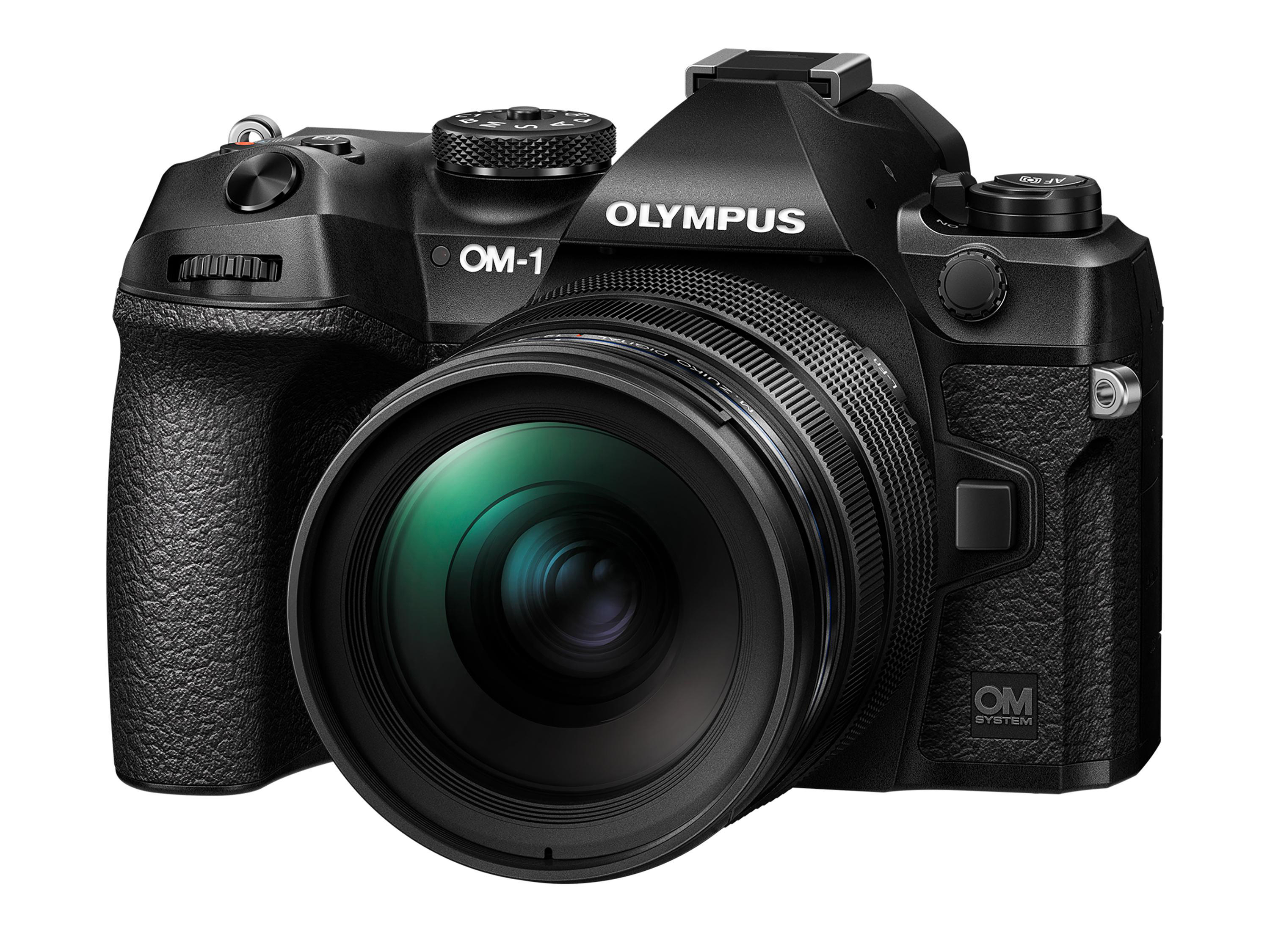 Schwarze Olympus OM-1 Kamera mit Objektiv. Sie hat mehrere Knöpfe und Einstellräder. Weißer Hintergrund.