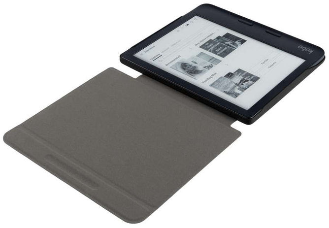 Een e-reader met een hoes, opengeklapt. Het scherm toont tekst en afbeeldingen.