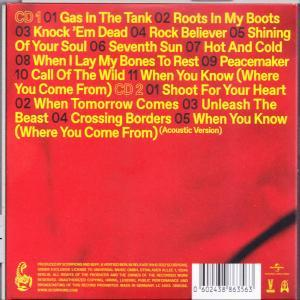 CD album hátlapja tracklistával. A szöveg piros, piros háttéren, fehér szöveggel és logóval.