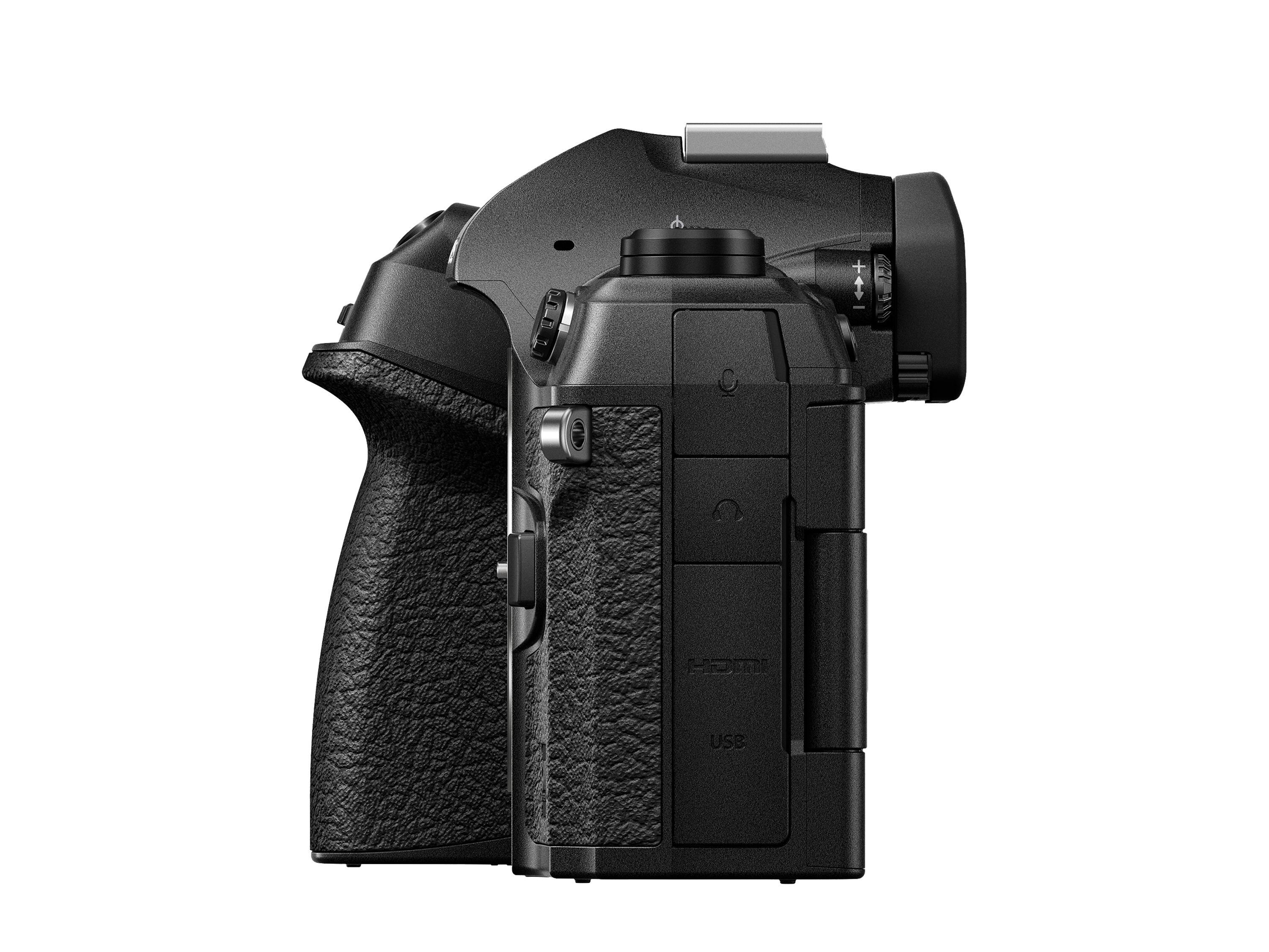 Seitenansicht einer schwarzen Kamera mit Griff, Knöpfen und sichtbaren HDMI/USB-Anschlüssen.