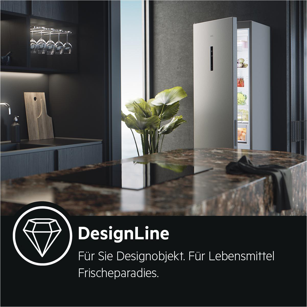 Küche mit Kühlschrank. Grüne Pflanzen, Kochutensilien. Dunkle Schränke und Arbeitsplatte.