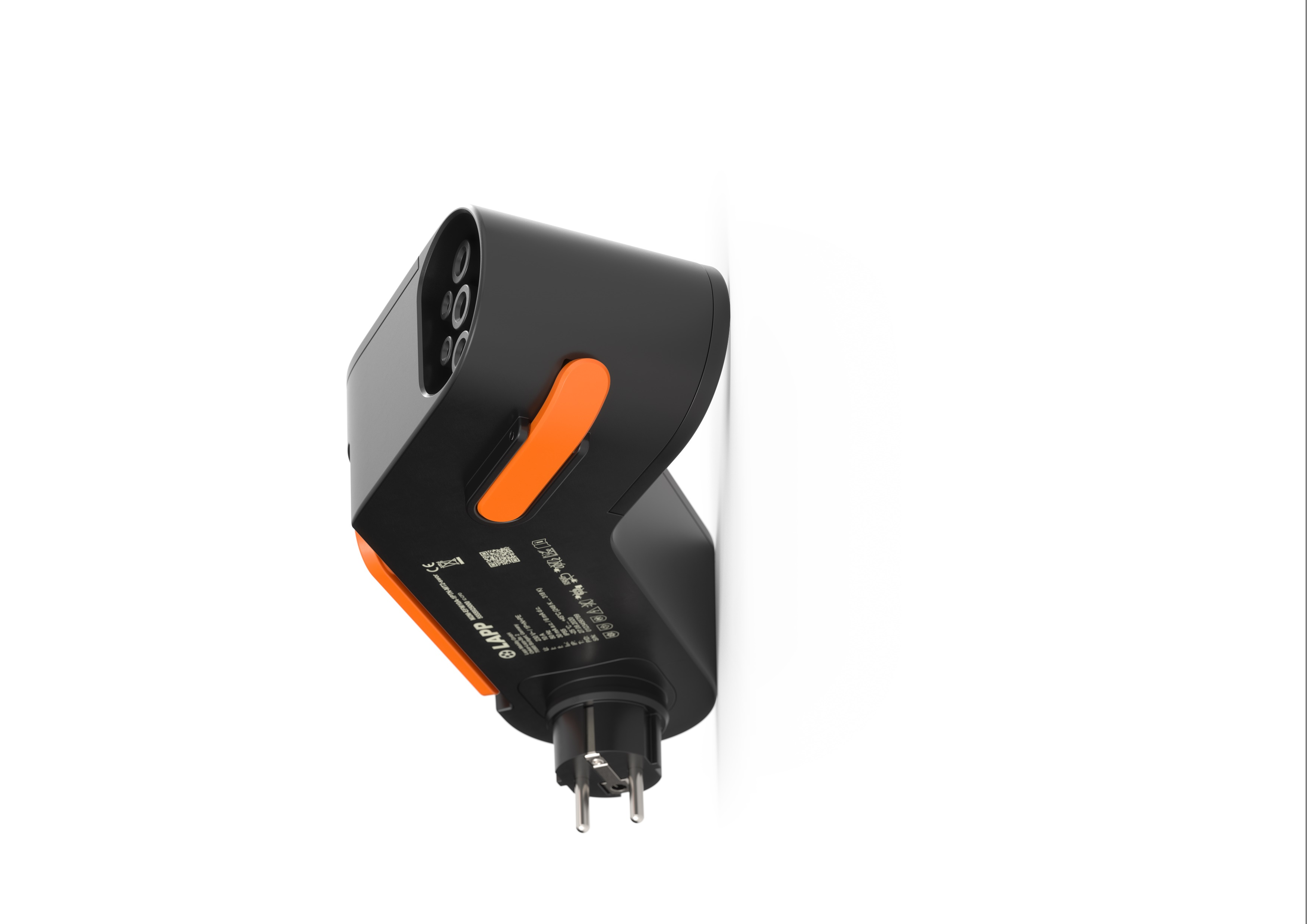 Schwarz-oranges Ladegerät an der Wand. Das Ladegerät ist beschriftet.
